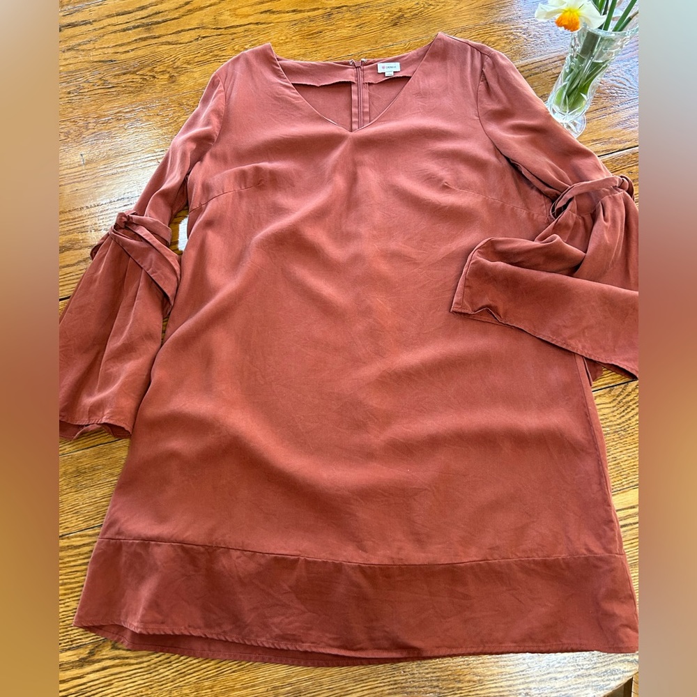 Daniel Cremieux brand rust color v-neck dress with bell sleeves. Size Large.
